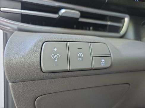 Used 2025 Hyundai Elantra SE image 24