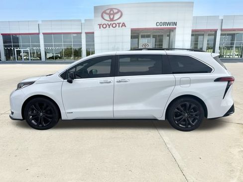 Used 2021 Toyota Sienna XSE FWD image 2