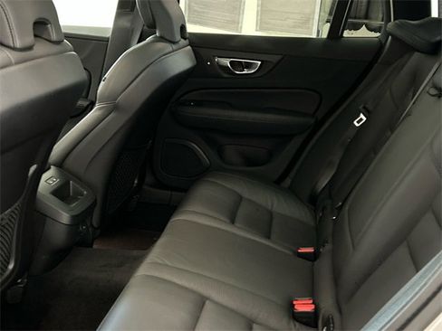 Used 2025 Volvo V60 B5 Cross Country Plus image 23