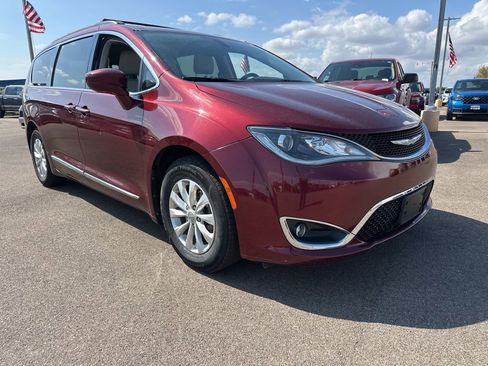 Used 2017 Chrysler Pacifica Touring-L image 3