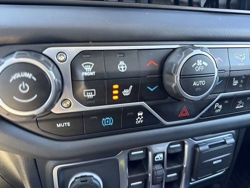 Used 2025 Jeep Wrangler Unlimited Sahara w/ Safety Group image 19