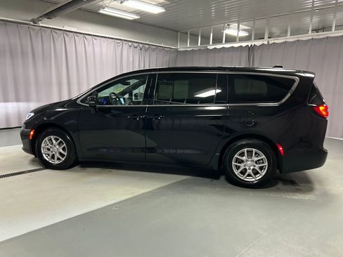 Used 2025 Chrysler Pacifica Select image 4