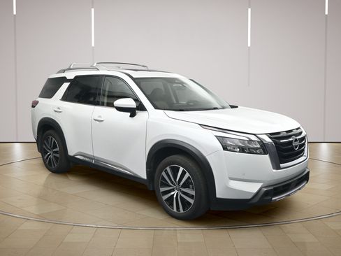 Certified 2025 Nissan Pathfinder Platinum w/ Cargo Package FWD image 1