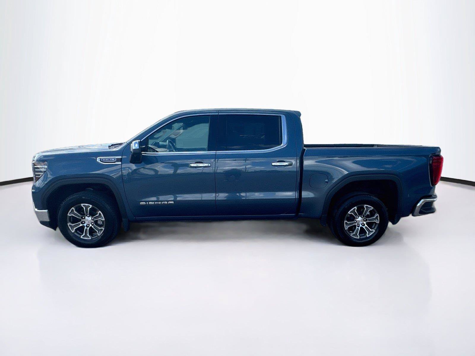 Used 2024 GMC Sierra 1500 SLT RWD image 2