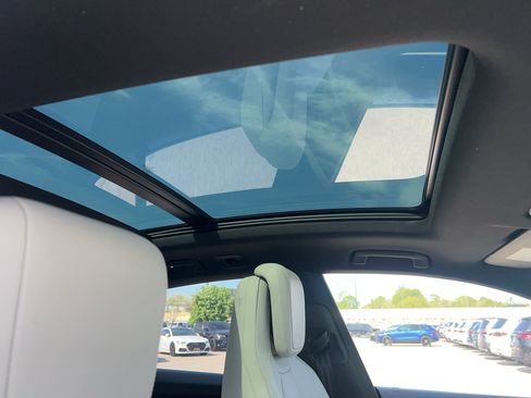 Used 2025 Porsche Macan Electric w/ Premium Package image 16