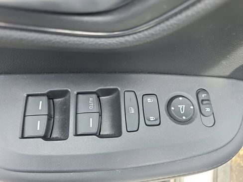 Used 2025 Honda HR-V LX image 12