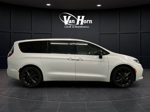 New 2026 Chrysler Pacifica Select w/ S Appearance Package FWD image 2