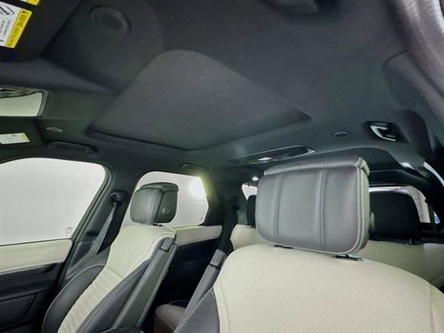 Used 2024 Land Rover Discovery Metropolitan Edition image 14