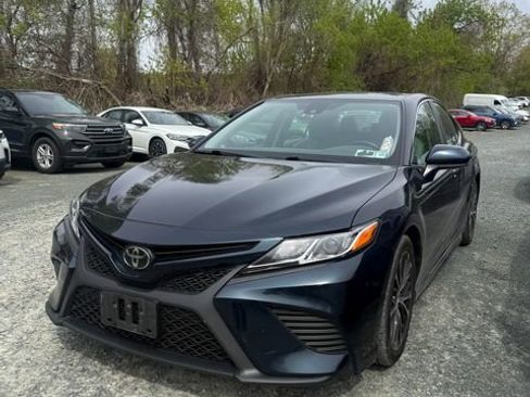 Used 2020 Toyota Camry SE w/ Carpet Mat Package FWD image 1