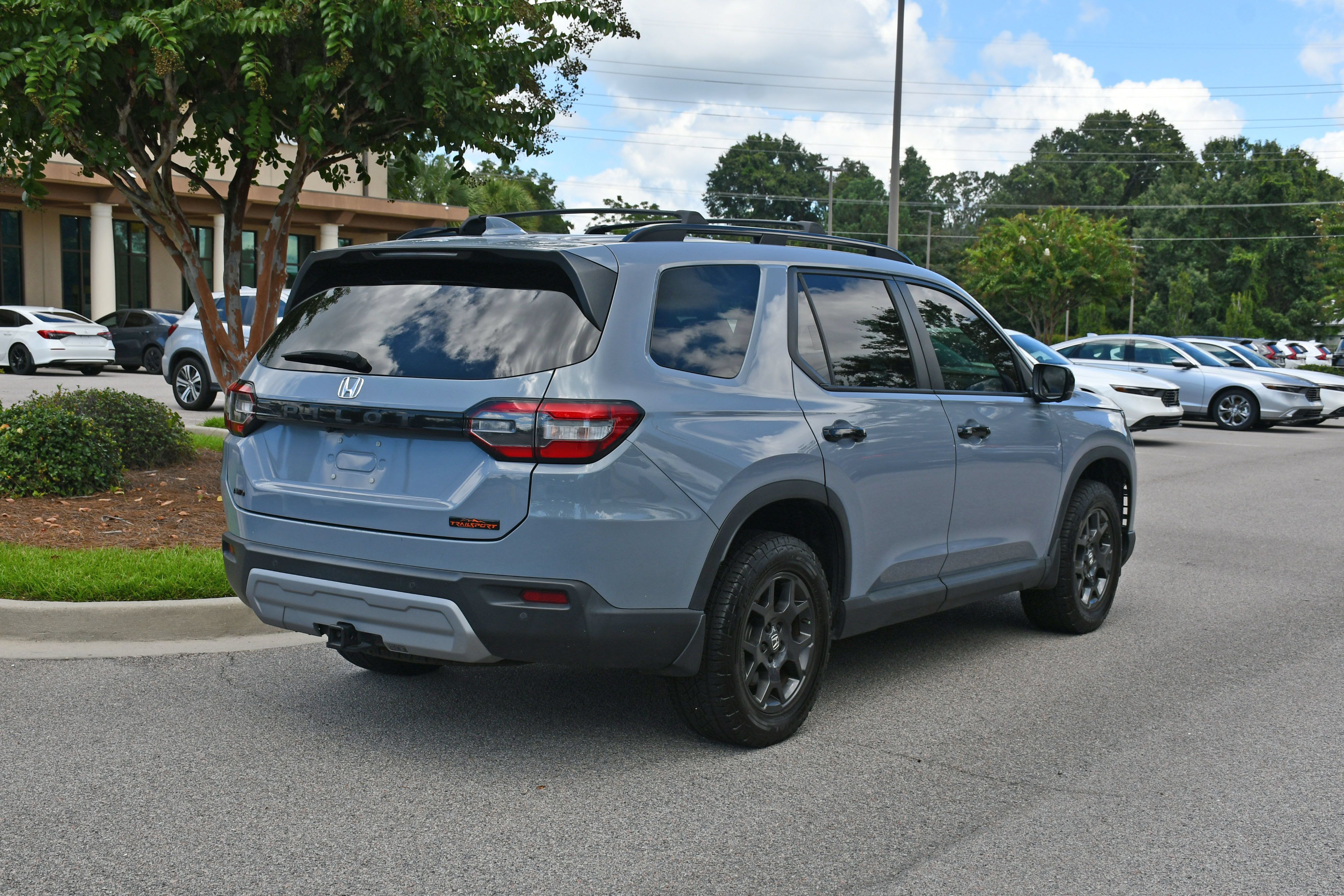 Used 2025 Honda Pilot TrailSport image 4