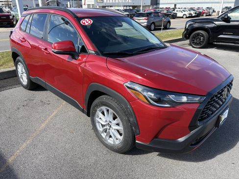 Used 2023 Toyota Corolla Cross LE image 2