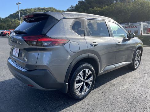 Used 2022 Nissan Rogue SV w/ SV Premium Package image 2