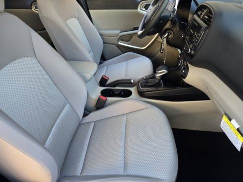 Certified 2025 Kia Soul LX image 13