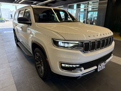Used 2024 Jeep Wagoneer L Series II RWD image 10
