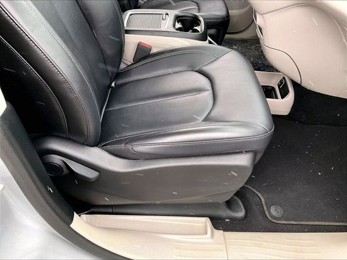 Used 2024 Chrysler Pacifica Touring-L image 35