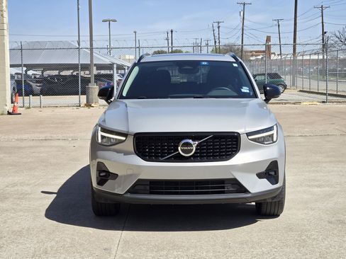 Used 2023 Volvo XC40 B5 Plus image 6