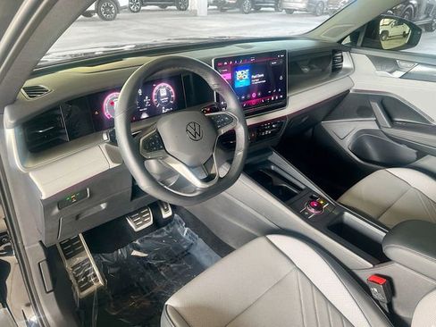 Used 2025 Volkswagen Tiguan SE R-Line image 11