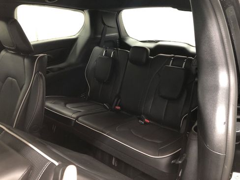 Used 2023 Chrysler Pacifica Limited w/ S Appearance Package image 8