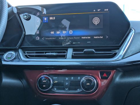 Used 2025 Chevrolet Trax RS w/ Sunroof Package image 5