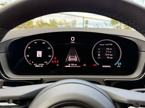 Used 2025 Porsche Cayenne Loaner image 16