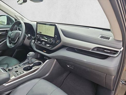 Used 2025 Toyota Highlander Limited AWD/4WD image 24