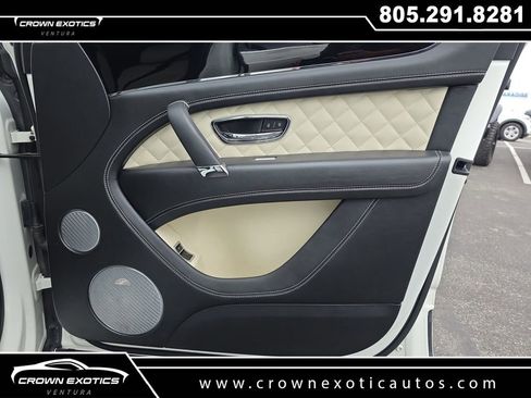 Used 2017 Bentley Bentayga image 16