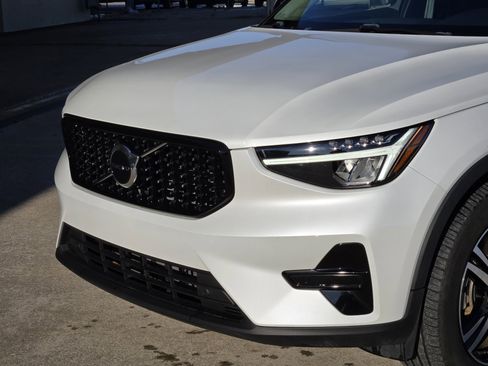 Used 2024 Volvo XC40 B5 Core image 13