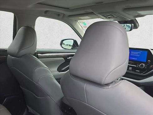 Used 2023 Toyota Highlander Limited FWD image 22