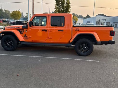 Used 2025 Jeep Gladiator Sport AWD/4WD image 8