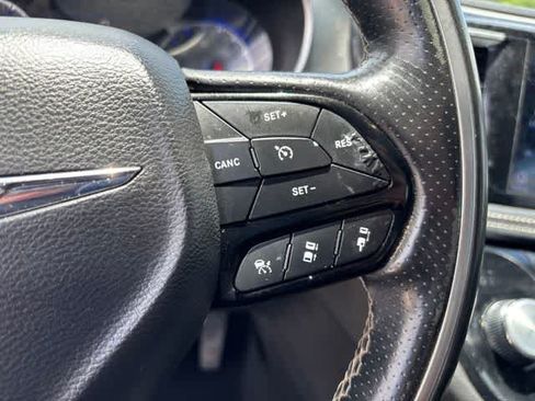 Used 2019 Chrysler Pacifica Limited w/ Advanced Safetytec Group FWD image 12