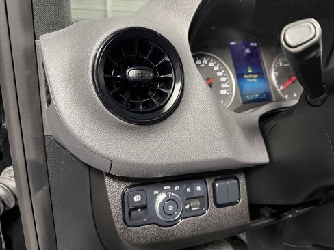Used 2022 Mercedes-Benz Sprinter 2500 image 16