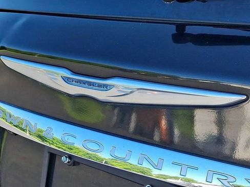 Used 2014 Chrysler Town & Country Touring FWD image 30