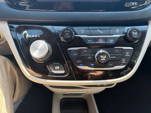 Used 2020 Chrysler Pacifica Touring-L image 26