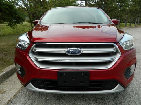 Used 2017 Ford Escape SE image 2