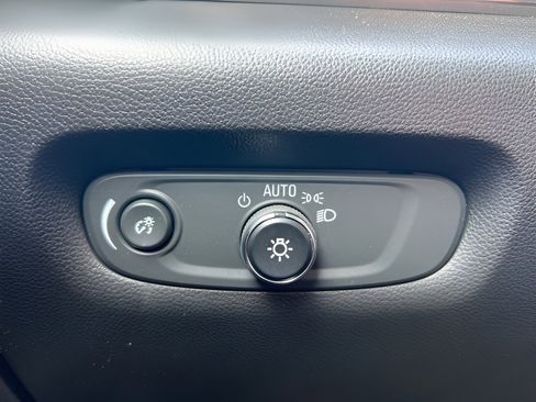 Used 2023 Chevrolet Traverse RS image 24