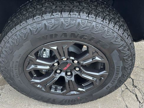 Certified 2025 GMC Canyon Elevation w/ Convenience Package AWD/4WD image 10