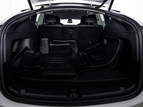 Used 2021 Tesla Model Y Long Range image 18