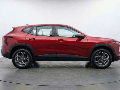 Used 2025 Chevrolet Trax LT w/ LT Convenience Package image 11