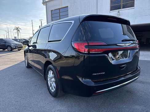 Used 2025 Chrysler Pacifica Select FWD image 4