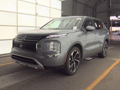 Used 2024 Mitsubishi Outlander SE Black Edition image 2