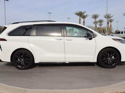 Used 2022 Toyota Sienna XSE image 4