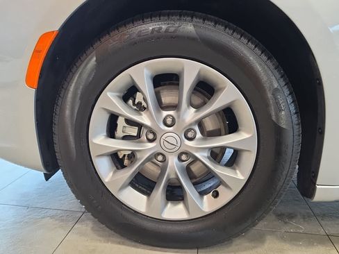 Used 2026 Chrysler Pacifica Limited FWD image 15