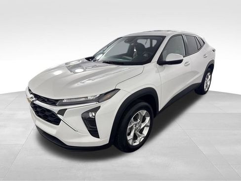 Used 2024 Chevrolet Trax LS w/ LS Convenience Package FWD image 3