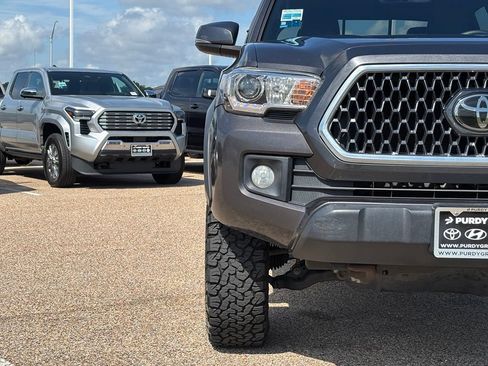 Used 2019 Toyota Tacoma TRD Off-Road AWD/4WD image 4