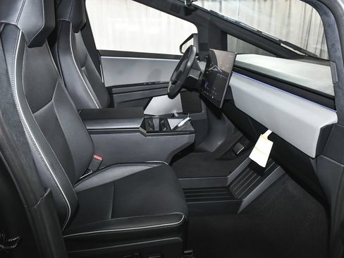 Used 2025 Tesla Cybertruck AWD Crew Cab image 57