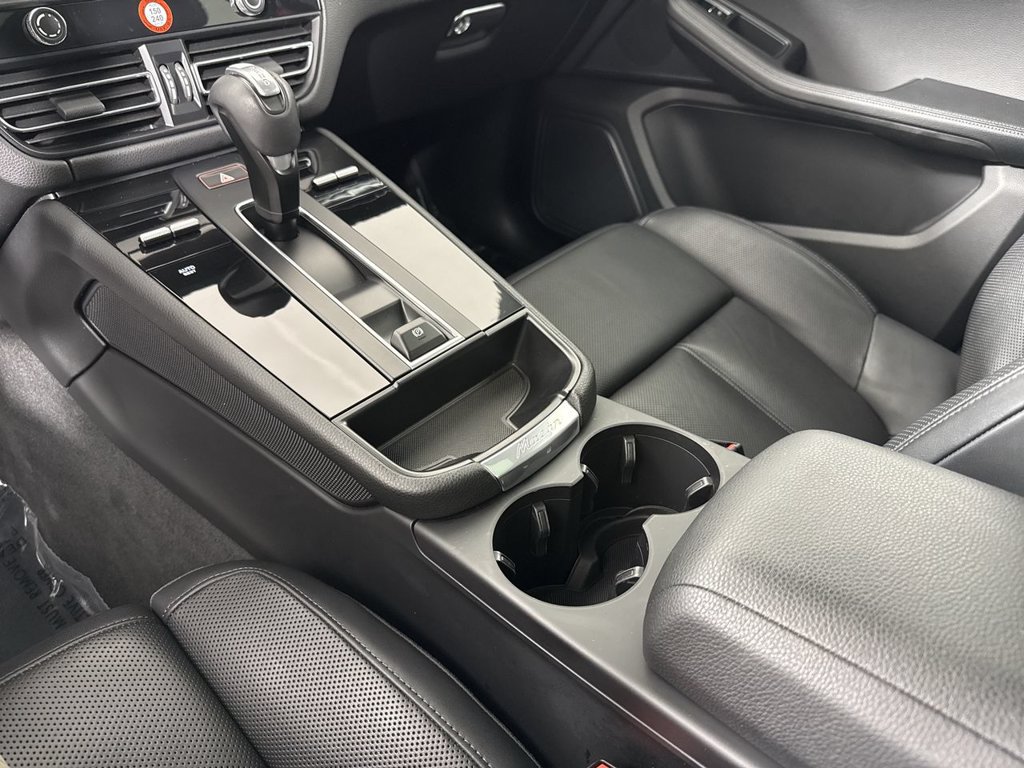 Certified 2023 Porsche Macan AWD/4WD image 32