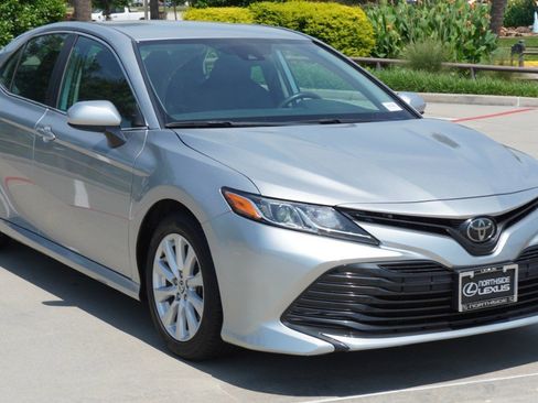Used 2020 Toyota Camry LE FWD image 3