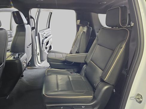 Used 2023 GMC Yukon XL SLT AWD/4WD image 17