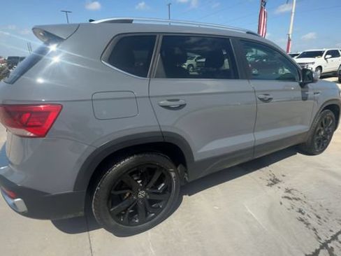 Used 2023 Volkswagen Taos SE w/ Panoramic Sunroof Package FWD image 8