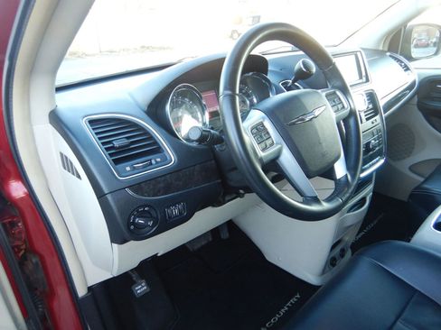 Used 2013 Chrysler Town & Country Touring-L image 14